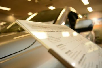 coche color blanco junto a un documento
