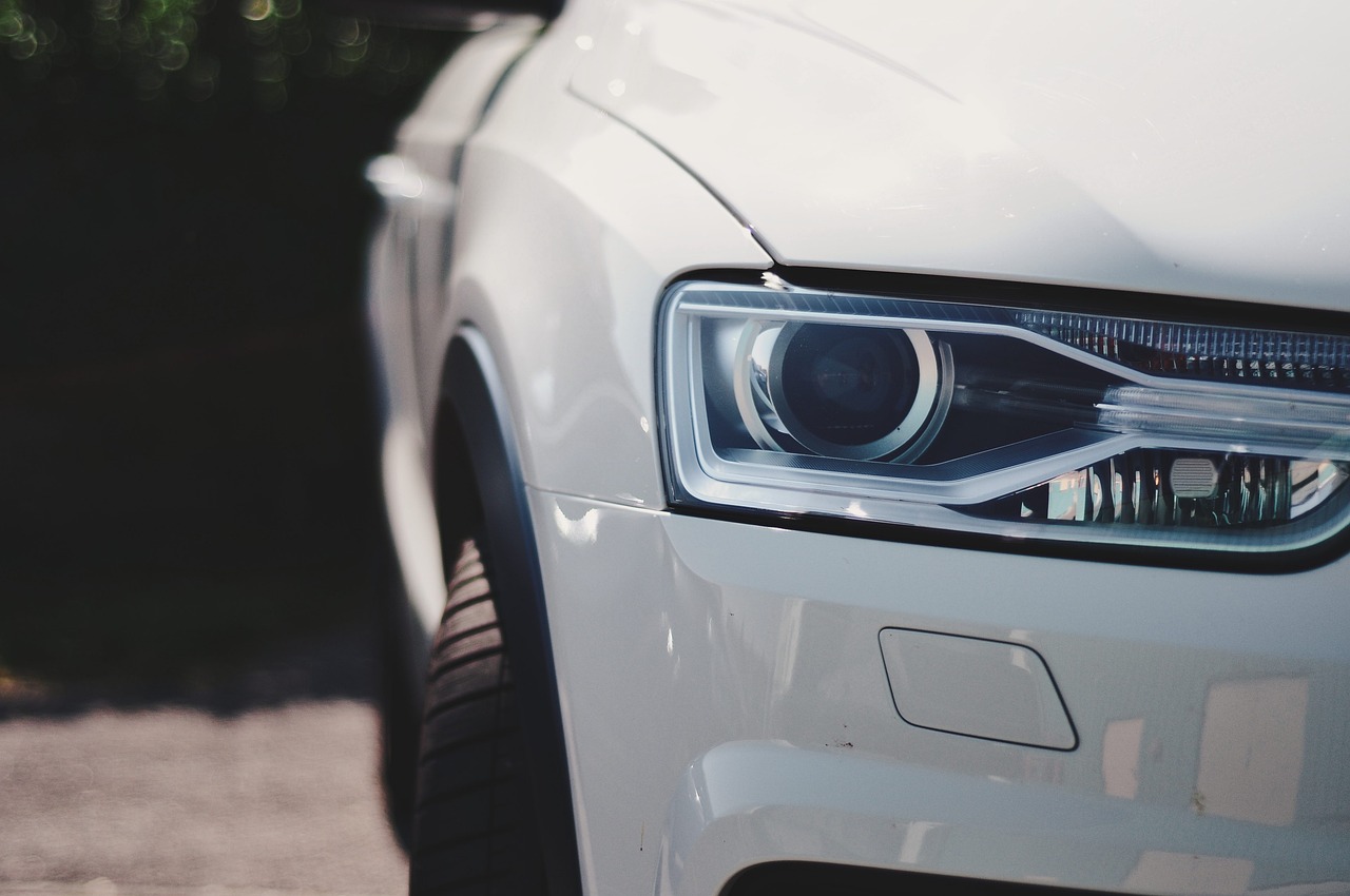 foco de un coche blanco