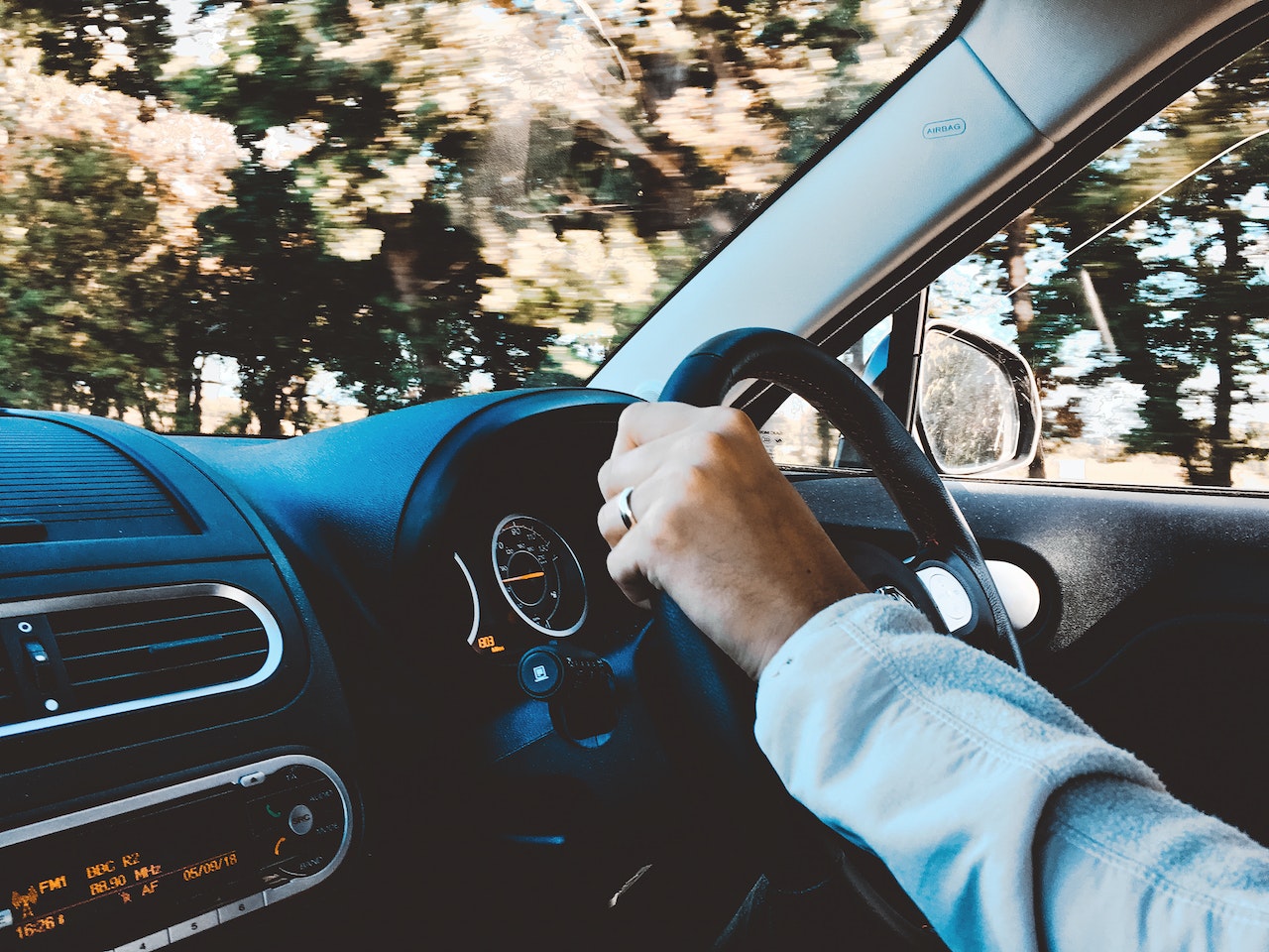 hombre conduciendo