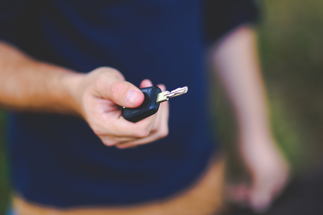hombre con llaves de coche